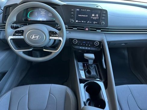Certified 2025 Hyundai Elantra Hybrid FWD image 16