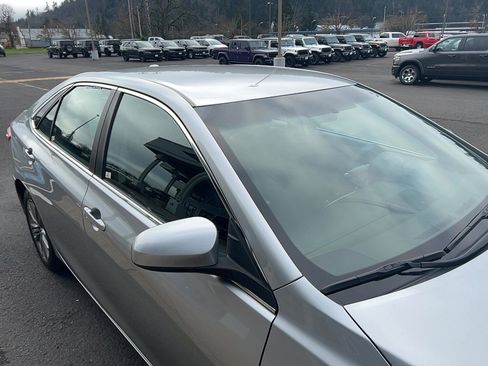 Used 2017 Toyota Camry SE image 16