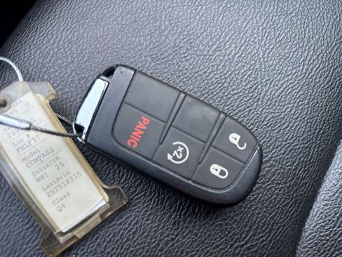 Used 2025 Jeep Compass Limited image 21