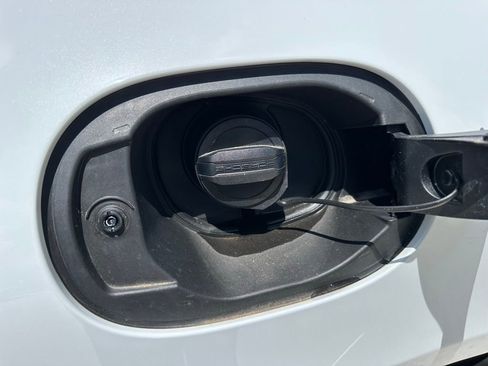 Certified 2025 Porsche Macan AWD/4WD image 39