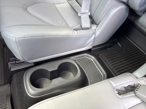 Used 2023 Toyota Highlander Limited image 8