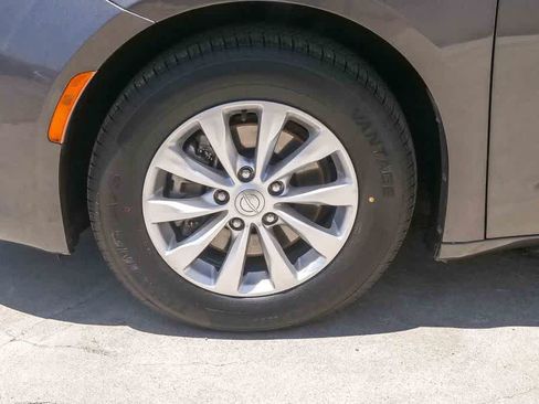 Used 2019 Chrysler Pacifica Touring-L FWD image 5