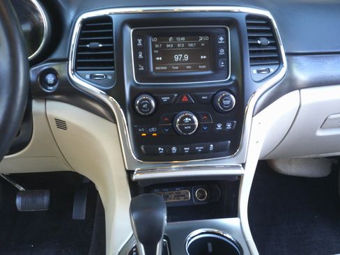 Used 2017 Jeep Grand Cherokee Laredo w/ Quick Order Package 23E AWD/4WD image 15