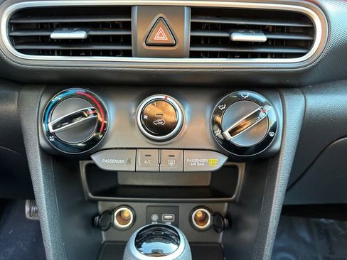 Used 2018 Hyundai Kona SE image 33