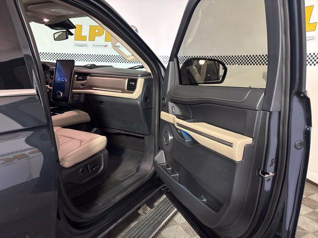 Used 2023 Ford Expedition Limited AWD/4WD image 17