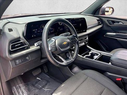 Used 2025 Chevrolet Traverse LT FWD image 14
