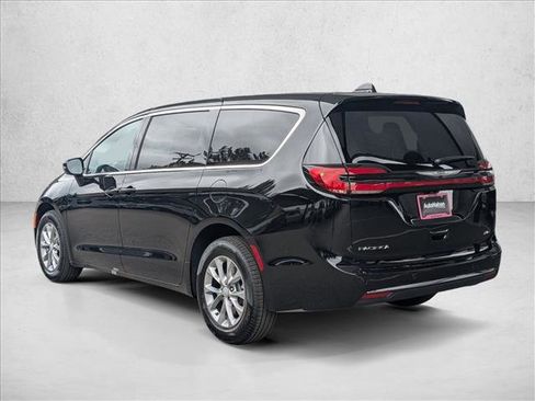 New 2026 Chrysler Pacifica Select image 8