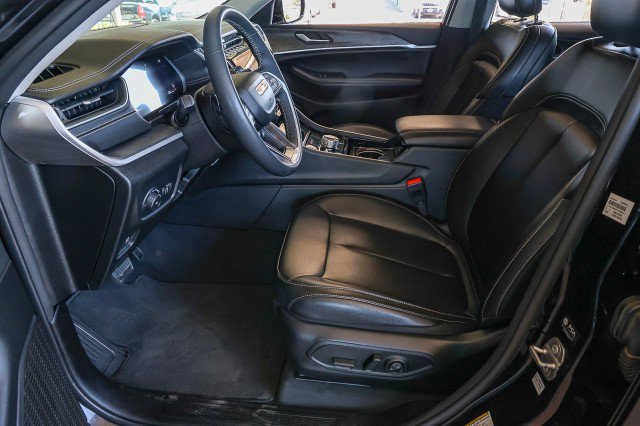 Used 2023 Jeep Grand Cherokee Limited w/ Black Appearance Package AWD/4WD image 9