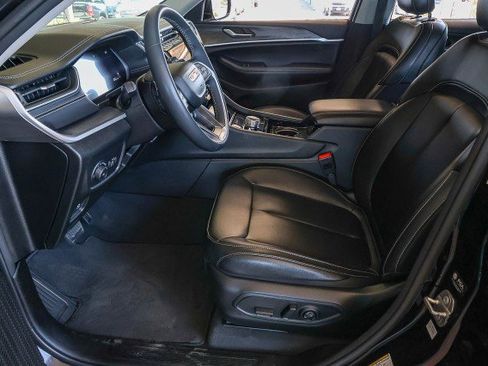 Used 2023 Jeep Grand Cherokee Limited w/ Black Appearance Package AWD/4WD image 9