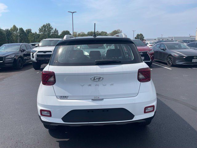 Used 2025 Hyundai Venue Limited FWD image 4
