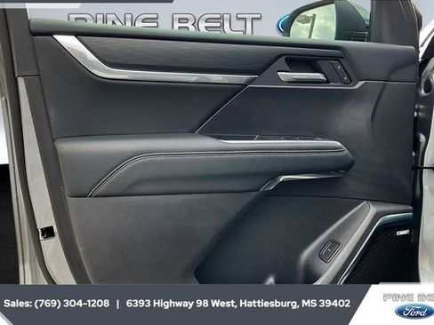 Used 2025 GMC Acadia Elevation image 17