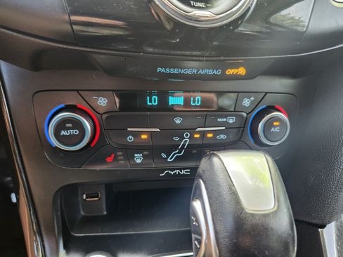 Used 2017 Ford Focus Titanium FWD image 22