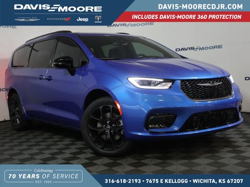 New 2026 Chrysler Pacifica Limited image 1