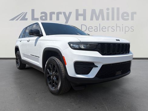 Used 2024 Jeep Grand Cherokee Altitude AWD/4WD image 7