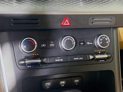 Used 2024 Kia Carnival LX image 15