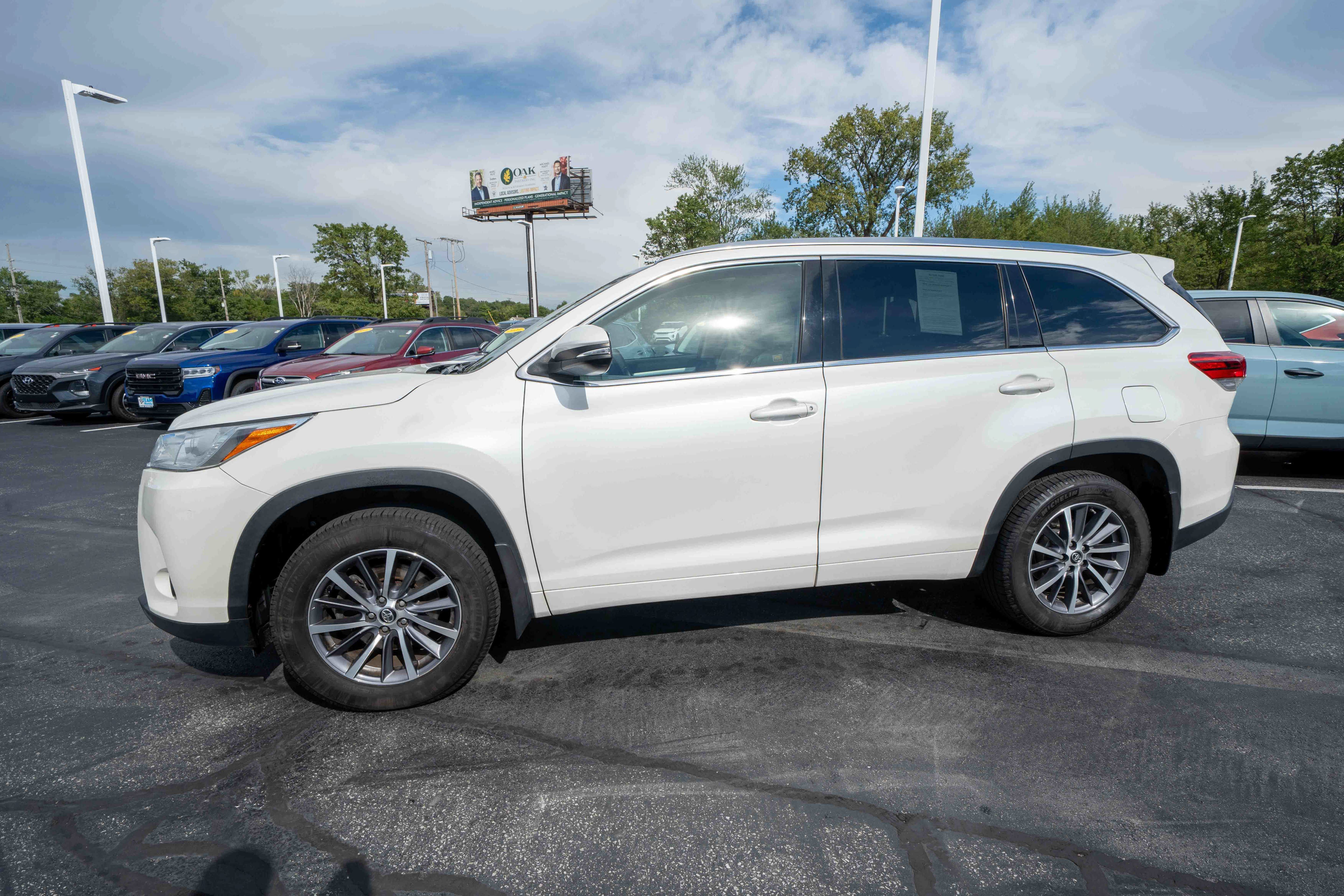 Used 2017 Toyota Highlander XLE AWD/4WD image 3