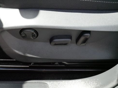 Certified 2025 Volkswagen Taos SE AWD/4WD image 20