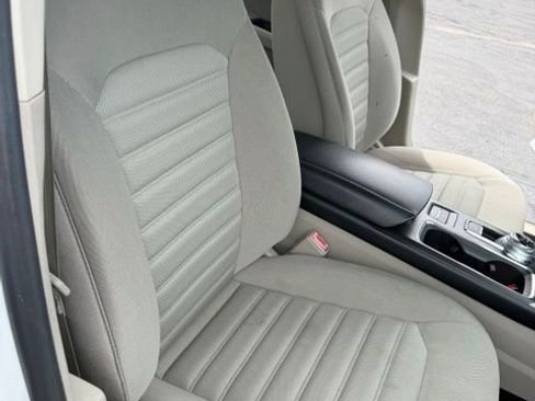 Used 2018 Ford Fusion SE FWD image 21