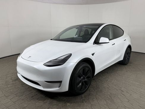 Used 2024 Tesla Model Y Long Range AWD/4WD image 3