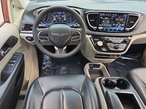 Used 2023 Chrysler Pacifica Touring-L FWD image 14
