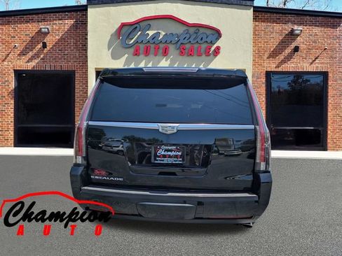 Used 2017 Cadillac Escalade Premium Luxury RWD image 5