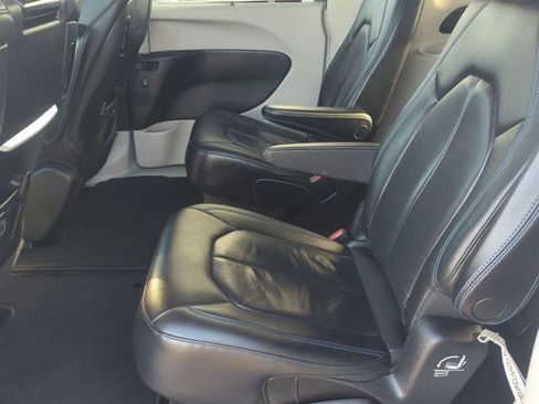 Used 2021 Chrysler Pacifica Touring-L w/ Uconnect Theater Family Group image 21