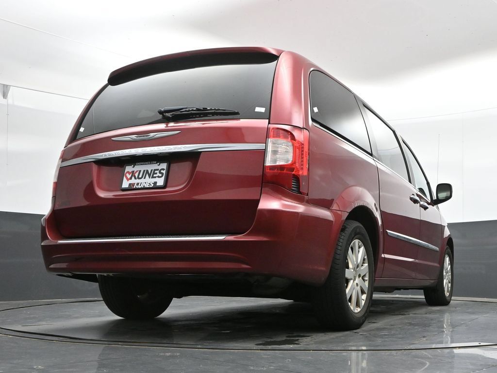 Used 2016 Chrysler Town & Country Touring w/ Driver Convenience Group FWD image 35