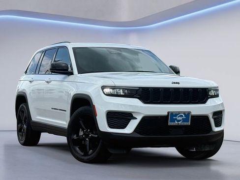 Used 2023 Jeep Grand Cherokee Altitude image 1