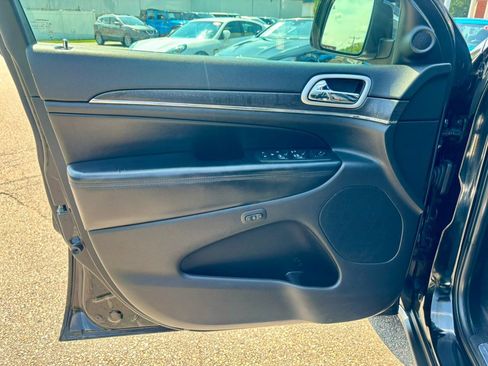 Used 2018 Jeep Grand Cherokee Limited AWD/4WD image 9