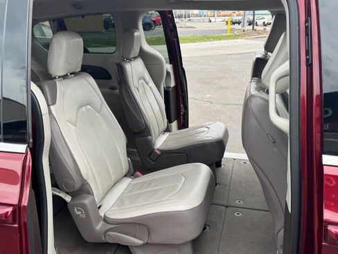 Used 2018 Chrysler Pacifica Touring-L w/ Advanced Safetytec Group image 18