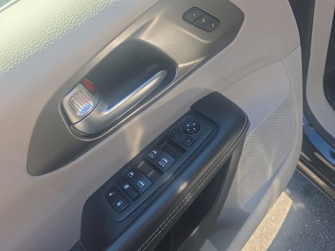 Used 2022 Chrysler Pacifica Touring-L FWD image 11