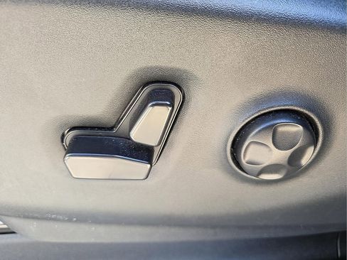 Used 2024 Chrysler Pacifica Touring-L image 16