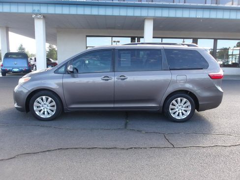 Used 2015 Toyota Sienna LE AWD/4WD image 2