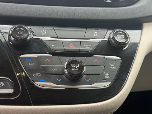 Used 2022 Chrysler Voyager LX image 20