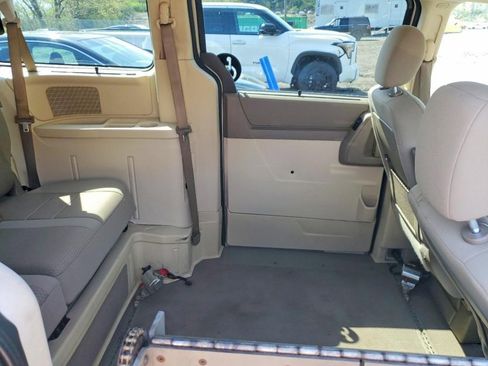 Used 2009 Chrysler Town & Country Touring w/ Family Value Group FWD image 9