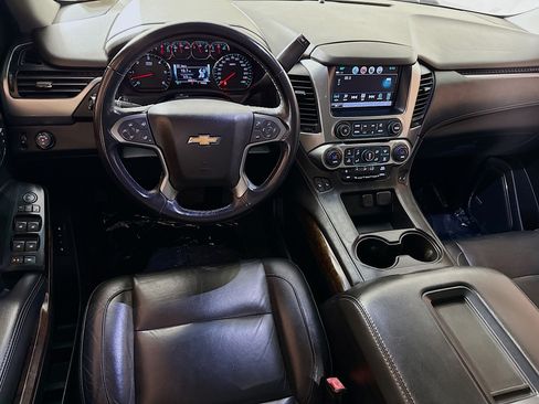 Used 2020 Chevrolet Suburban LT w/ Luxury Package RWD image 17