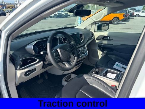 Used 2023 Chrysler Pacifica Touring-L FWD image 11