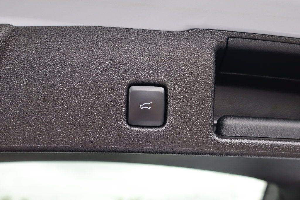 Used 2025 Ford Escape ST-Line Select AWD/4WD image 19