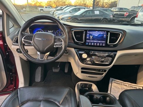 Used 2018 Chrysler Pacifica Touring-L image 13