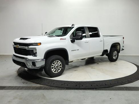 Used 2024 Chevrolet Silverado 2500 LT w/ Convenience Package AWD/4WD image 4
