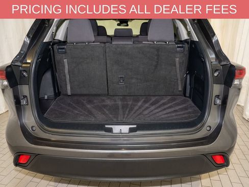 Used 2025 Toyota Highlander LE FWD image 5