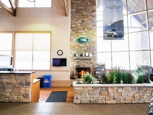 Certified 2025 Land Rover Discovery Metropolitan Edition image 34