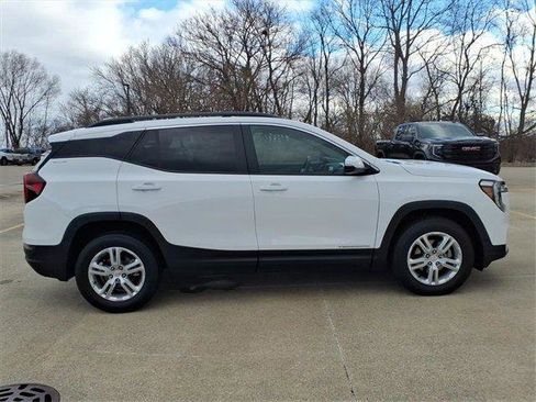 Used 2023 GMC Terrain SLE w/ Driver Convenience Package image 5