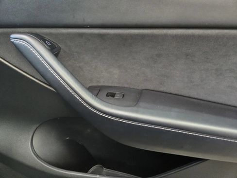 Used 2022 Tesla Model Y Long Range image 6