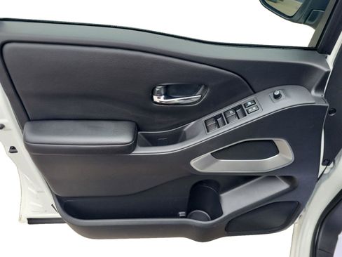 Used 2025 Nissan Frontier SV image 9