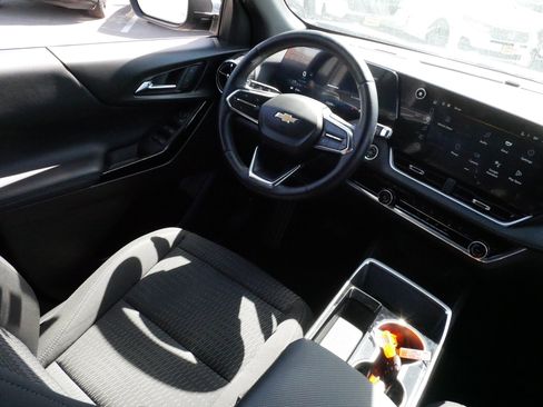 Used 2025 Chevrolet Equinox LT w/ Safety and Technology Package FWD image 9