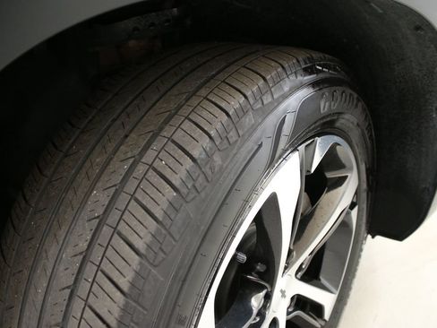 Used 2024 Chevrolet Trax RS w/ Sunroof Package FWD image 31