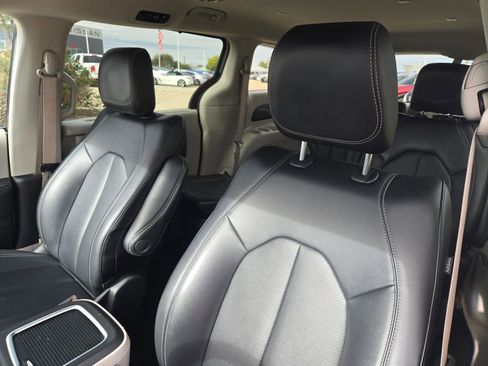 Used 2024 Chrysler Pacifica Touring-L image 9