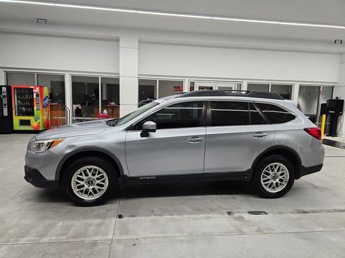 Used 2017 Subaru Outback 2.5i Premium image 3