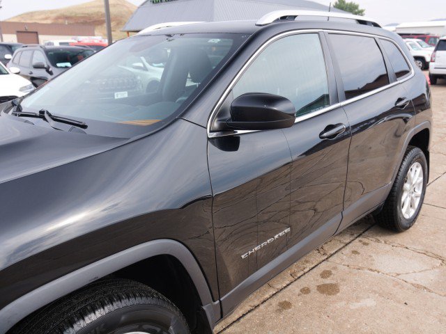 Used 2017 Jeep Cherokee Latitude w/ Cold Weather Group AWD/4WD image 5